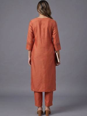women ethnic motifs embroidered regular thread work kurta with trousers 3