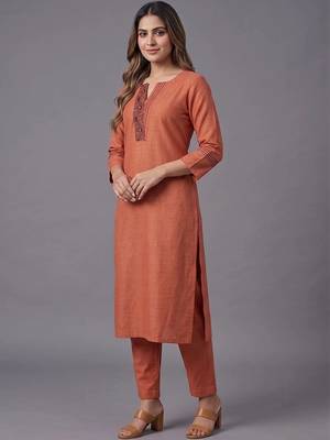 women ethnic motifs embroidered regular thread work kurta with trousers 5