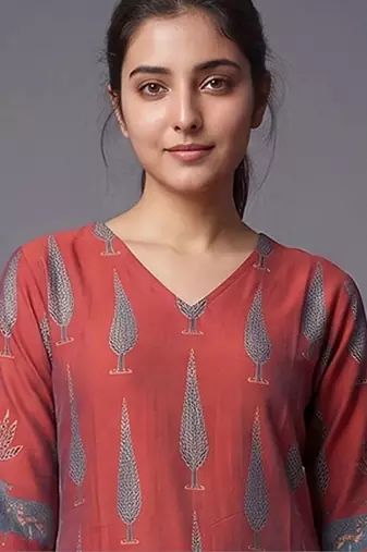 women ethnic motifs printed regular chanderi silk kurta with trousers