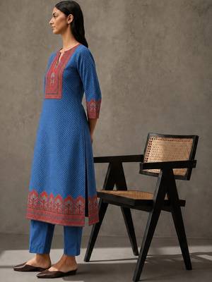 women ethnic motifs printed regular kurta with trousers 2