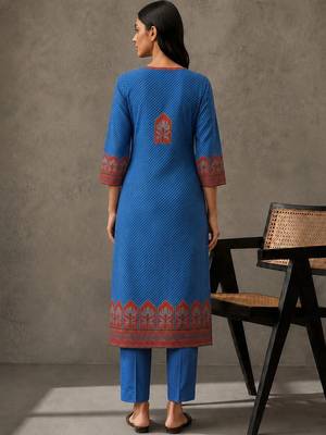 women ethnic motifs printed regular kurta with trousers 3
