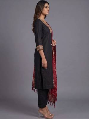 women ethnic motifs embroidered regular mirror work kurta with trousers & with dupatta 2
