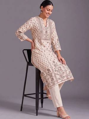 women ethnic motifs printed regular kurta with palazzos 1