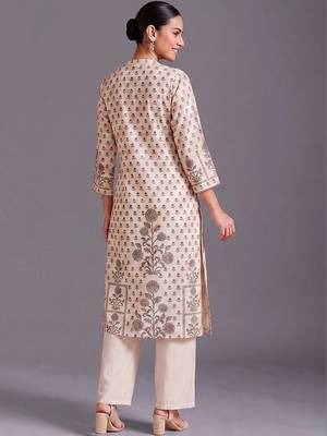 women ethnic motifs printed regular kurta with palazzos 3