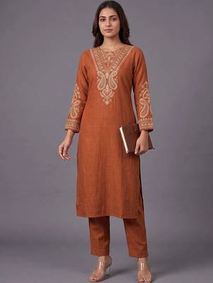 women ethnic motifs embroidered regular thread work kurta with trousers 1