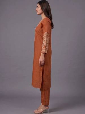 women ethnic motifs embroidered regular thread work kurta with trousers 2
