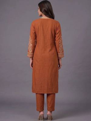 women ethnic motifs embroidered regular thread work kurta with trousers 3
