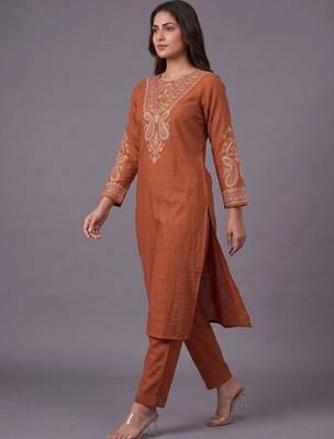 women ethnic motifs embroidered regular thread work kurta with trousers 5