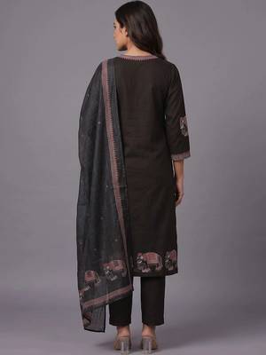 women ethnic motifs embroidered regular thread work kurta with trousers & with dupatta 3