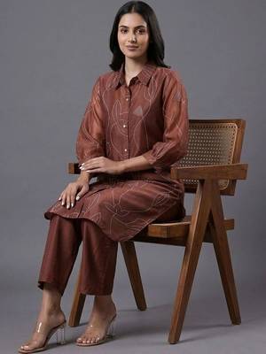 women ethnic motifs embroidered regular thread work chanderi silk kurta & trousers 4