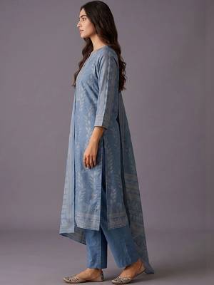 women ethnic motifs printed chanderi silk kurta with trousers & with dupatta 2