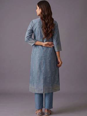 women ethnic motifs printed chanderi silk kurta with trousers & with dupatta 3