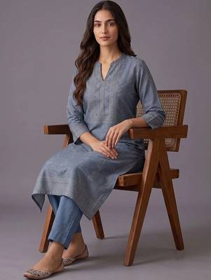 women ethnic motifs printed chanderi silk kurta with trousers & with dupatta 4