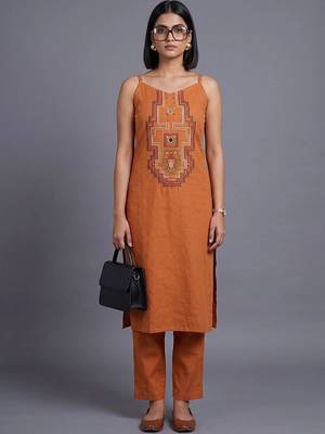 women ethnic motifs embroidered regular thread work kurta with trousers 1