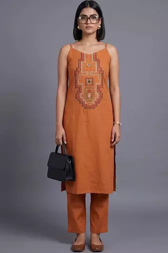 women ethnic motifs embroidered regular thread work kurta with trousers