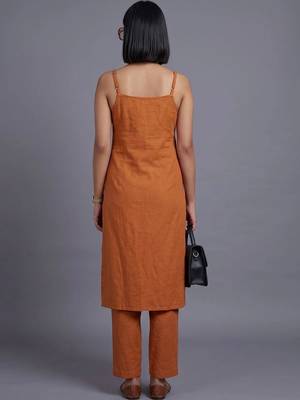 women ethnic motifs embroidered regular thread work kurta with trousers 3