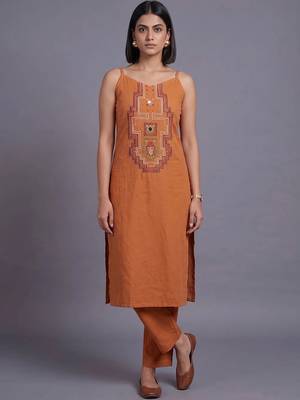 women ethnic motifs embroidered regular thread work kurta with trousers 4