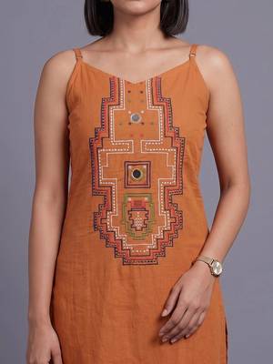 women ethnic motifs embroidered regular thread work kurta with trousers 5