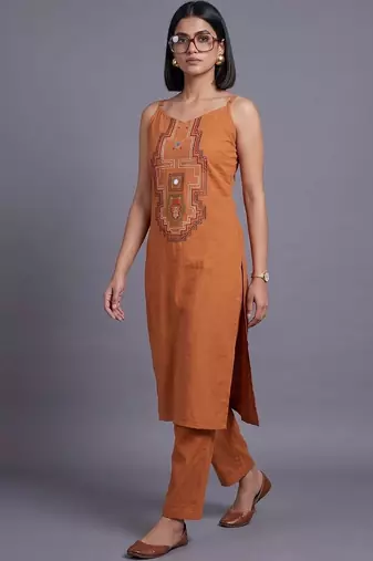 women ethnic motifs embroidered regular thread work kurta with trousers