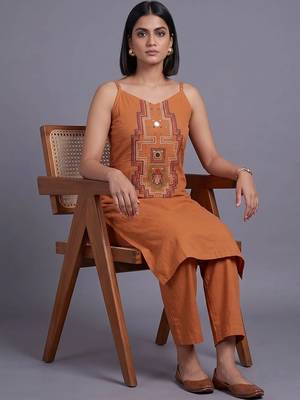 women ethnic motifs embroidered regular thread work kurta with trousers 7