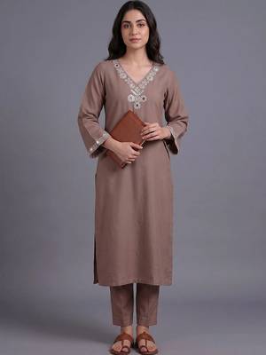 women embroidered regular mirror work kurta with trousers 1