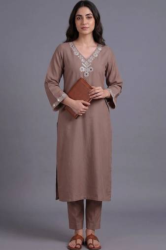 women embroidered regular mirror work kurta with trousers