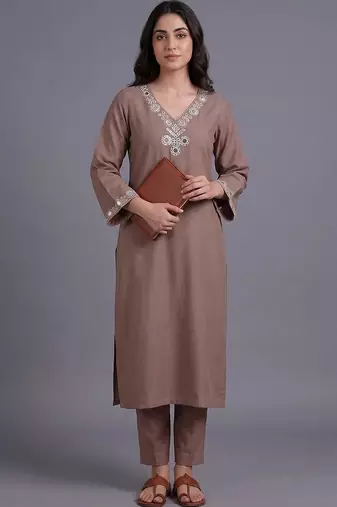 women embroidered regular mirror work kurta with trousers