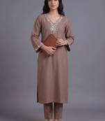 women embroidered regular mirror work kurta with trousers