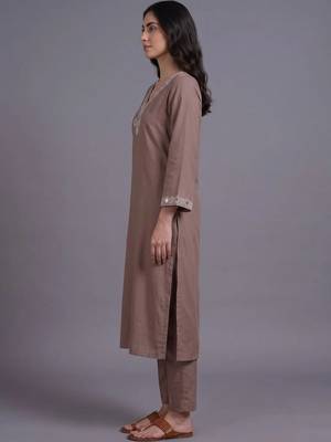 women embroidered regular mirror work kurta with trousers 2
