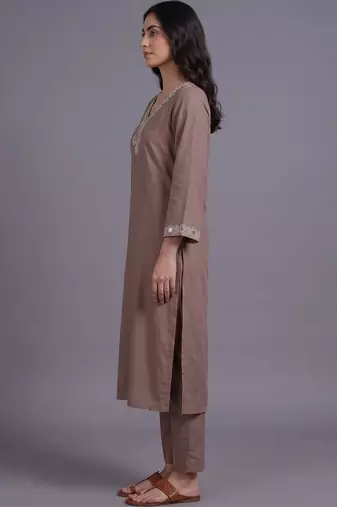 women embroidered regular mirror work kurta with trousers