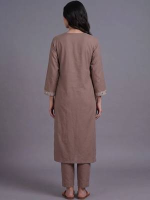 women embroidered regular mirror work kurta with trousers 3