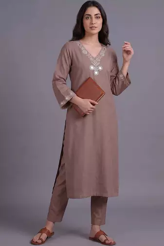 women embroidered regular mirror work kurta with trousers