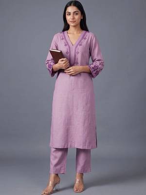 women ethnic motifs embroidered regular thread work kurta with trousers 1