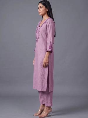 women ethnic motifs embroidered regular thread work kurta with trousers 2