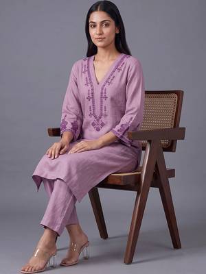 women ethnic motifs embroidered regular thread work kurta with trousers 4