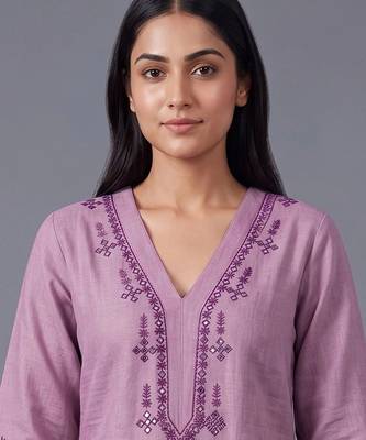 women ethnic motifs embroidered regular thread work kurta with trousers 7