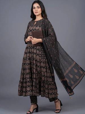women ethnic motifs printed tiered kurta with trousers & with dupatta 1