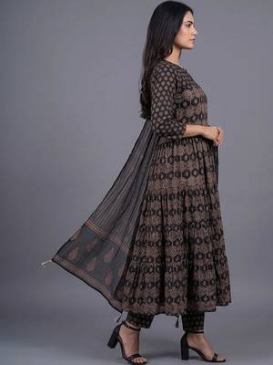women ethnic motifs printed tiered kurta with trousers & with dupatta 2