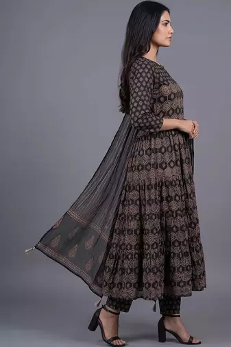 women ethnic motifs printed tiered kurta with trousers & with dupatta