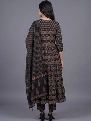 women ethnic motifs printed tiered kurta with trousers & with dupatta 3