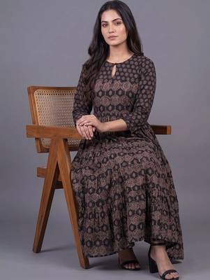 women ethnic motifs printed tiered kurta with trousers & with dupatta 4