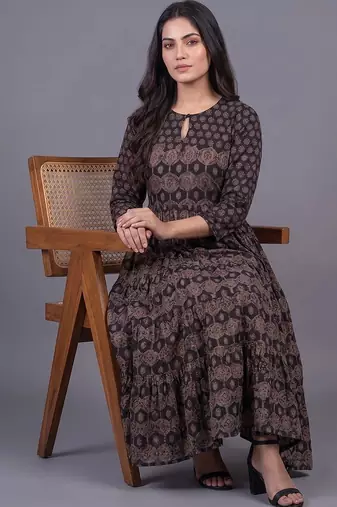 women ethnic motifs printed tiered kurta with trousers & with dupatta