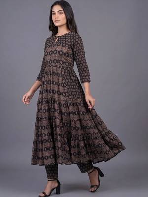 women ethnic motifs printed tiered kurta with trousers & with dupatta 5