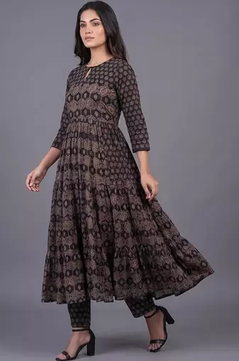 women ethnic motifs printed tiered kurta with trousers & with dupatta