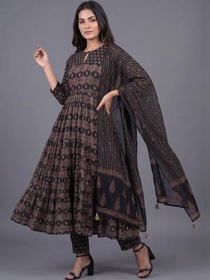 women ethnic motifs printed tiered kurta with trousers & with dupatta 6