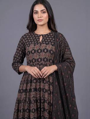 women ethnic motifs printed tiered kurta with trousers & with dupatta 7