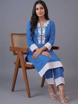 women ethnic motifs embroidered regular thread work kurta with trousers 4