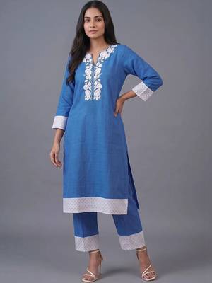 women ethnic motifs embroidered regular thread work kurta with trousers 5