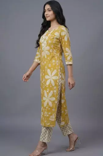 women floral printed regular kurta with trousers & with dupatta
