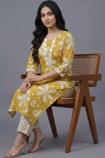 women floral printed regular kurta with trousers & with dupatta